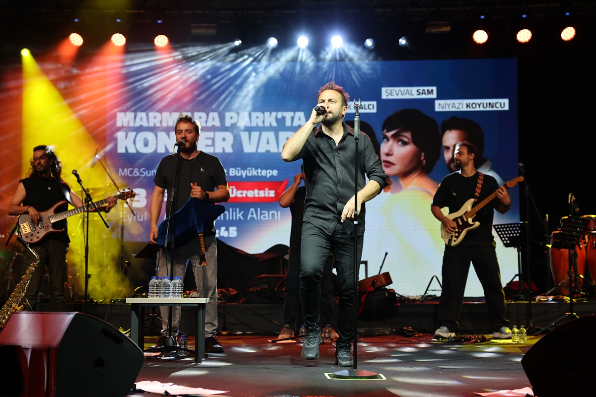 Ünlü sanatçılar aynı sahnede buluştu