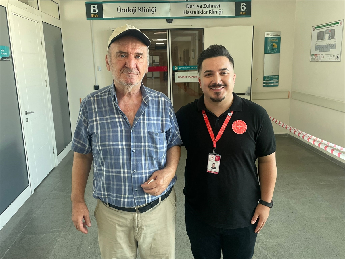 Hastanede boğazına poğaça parçası kaçan hastayı, tıbbi sekreter Heimlich manevrasıyla kurtardı