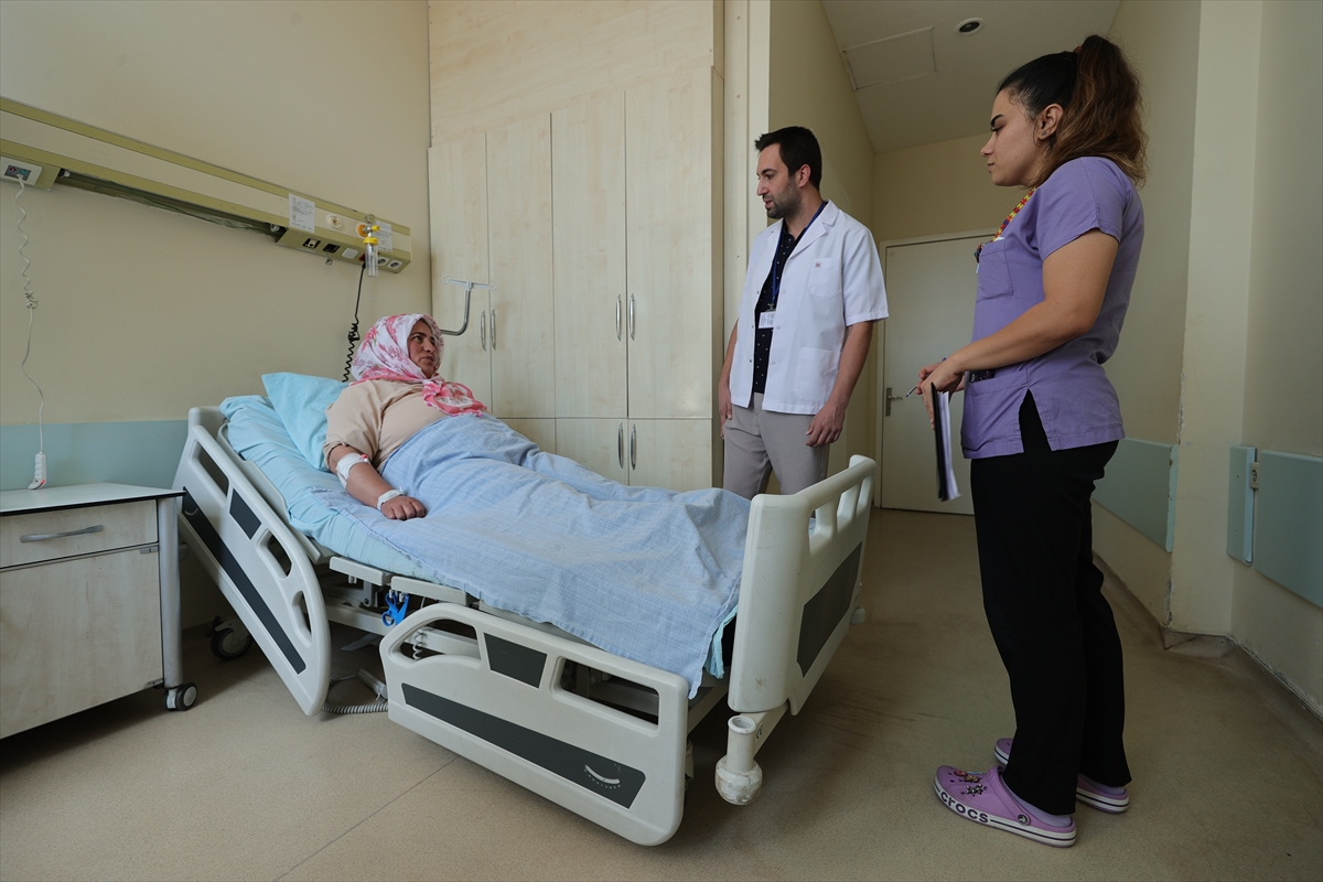 Böbreğindeki kanserli kitleden kapalı cerrahi müdahaleyle kurtulan kadın sağlığına kavuştu