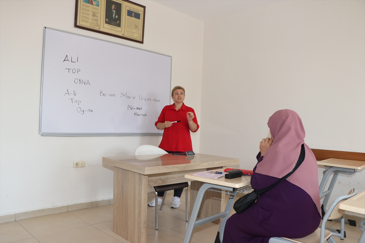 Okuma yazma bilmediği yıllarda sürekli kaybolan Nimet nine artık rahatça geziyor