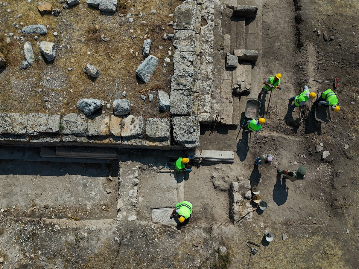 Blaundos Antik Kenti'ndeki ikinci tapınak da ayağa kaldırılıyor