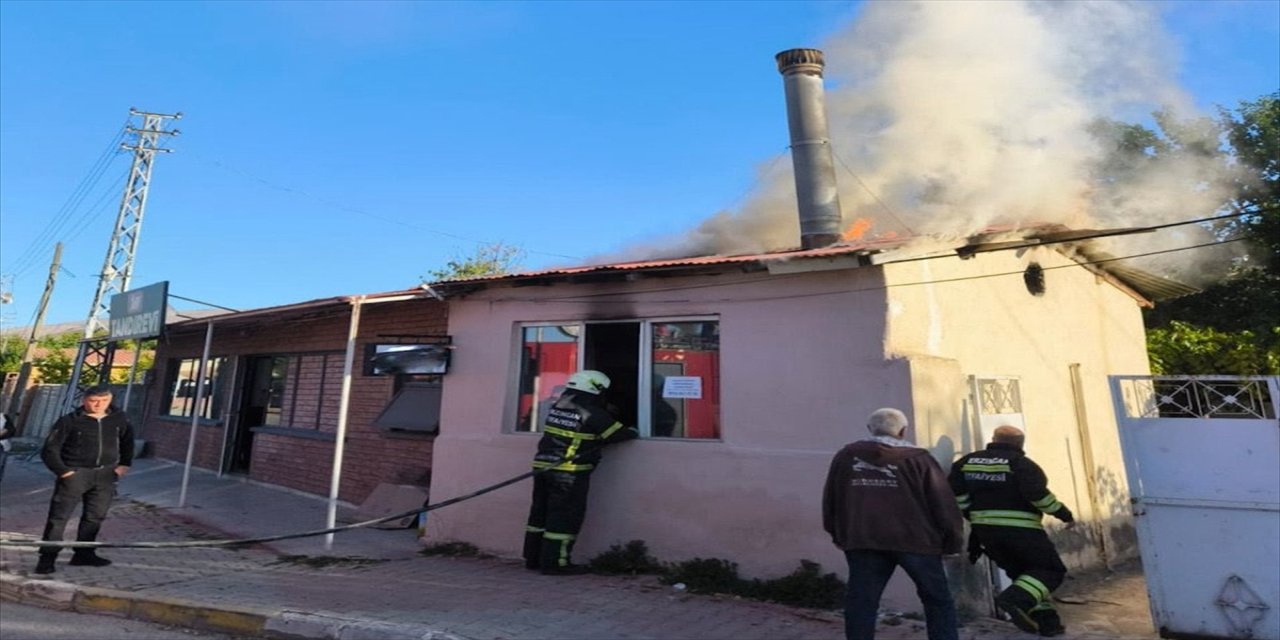 Erzincan’da tandır ekmeği üretim yerinde çıkan yangın, itfaiyenin müdahalesiyle kontrol altına alındı