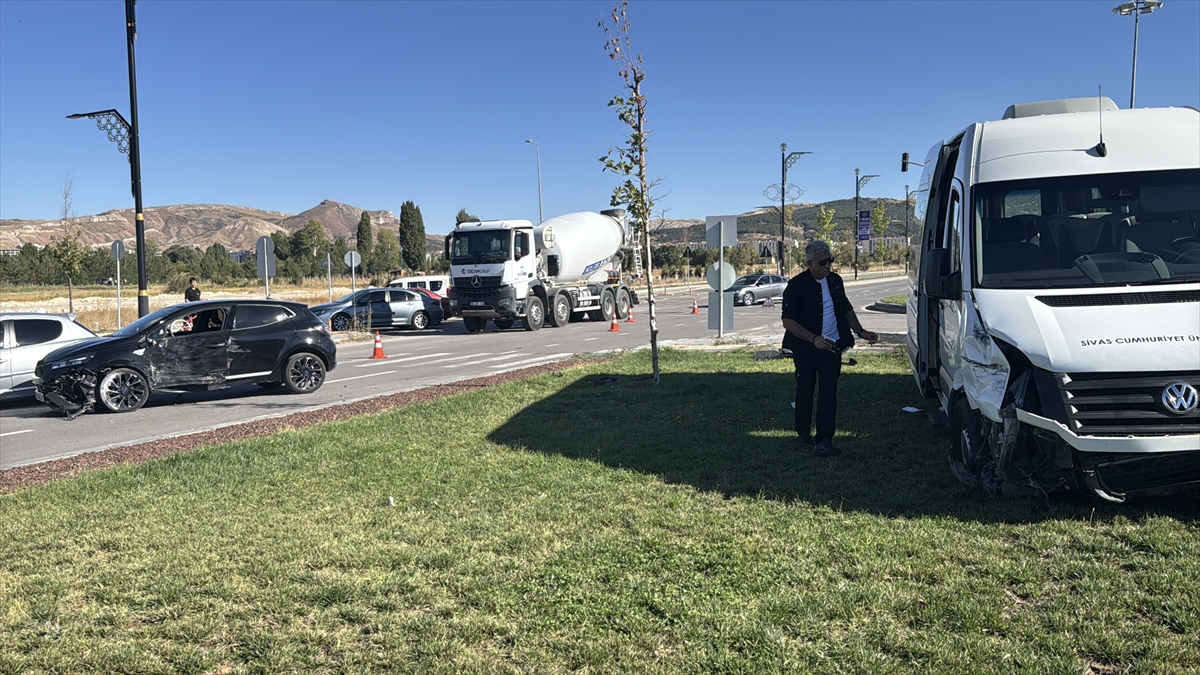 Sivas'ta minibüs ile otomobilin çarpıştığı kazada 3 kişi yaralandı
