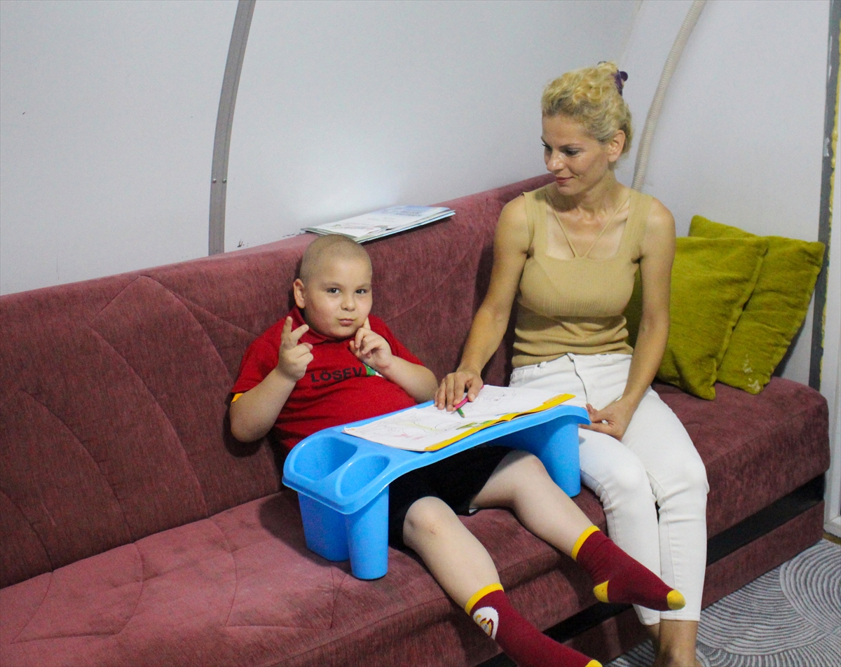 Kanserle mücadeleyi oğlunda kazanan anne kendi savaşında da galip gelmek istiyor