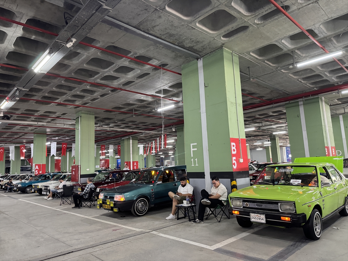 Gaziosmanpaşa'da düzenlenen festivalde nostaljik araçlara vatandaşlar yoğun ilgi gösterdi