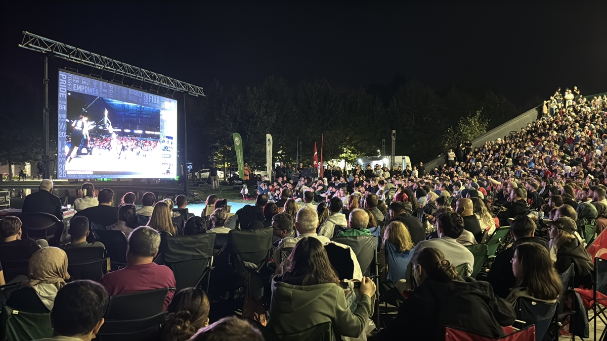 Sakarya, Karabük ve Düzce'de Türkiye-Almanya EuroBasket 2025 finali dev ekrandan izlendi