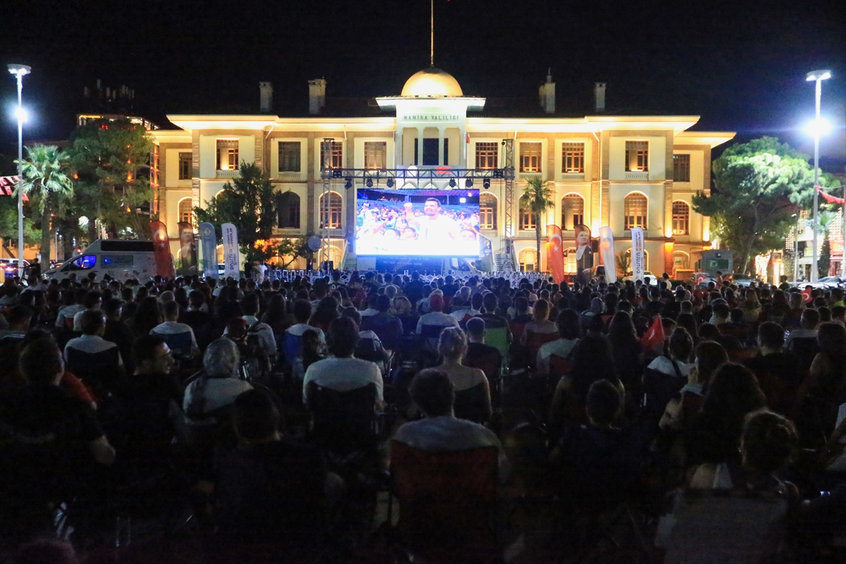 Türkiye-Almanya EuroBasket 2025 finali Manisa'da dev ekrandan izlendi