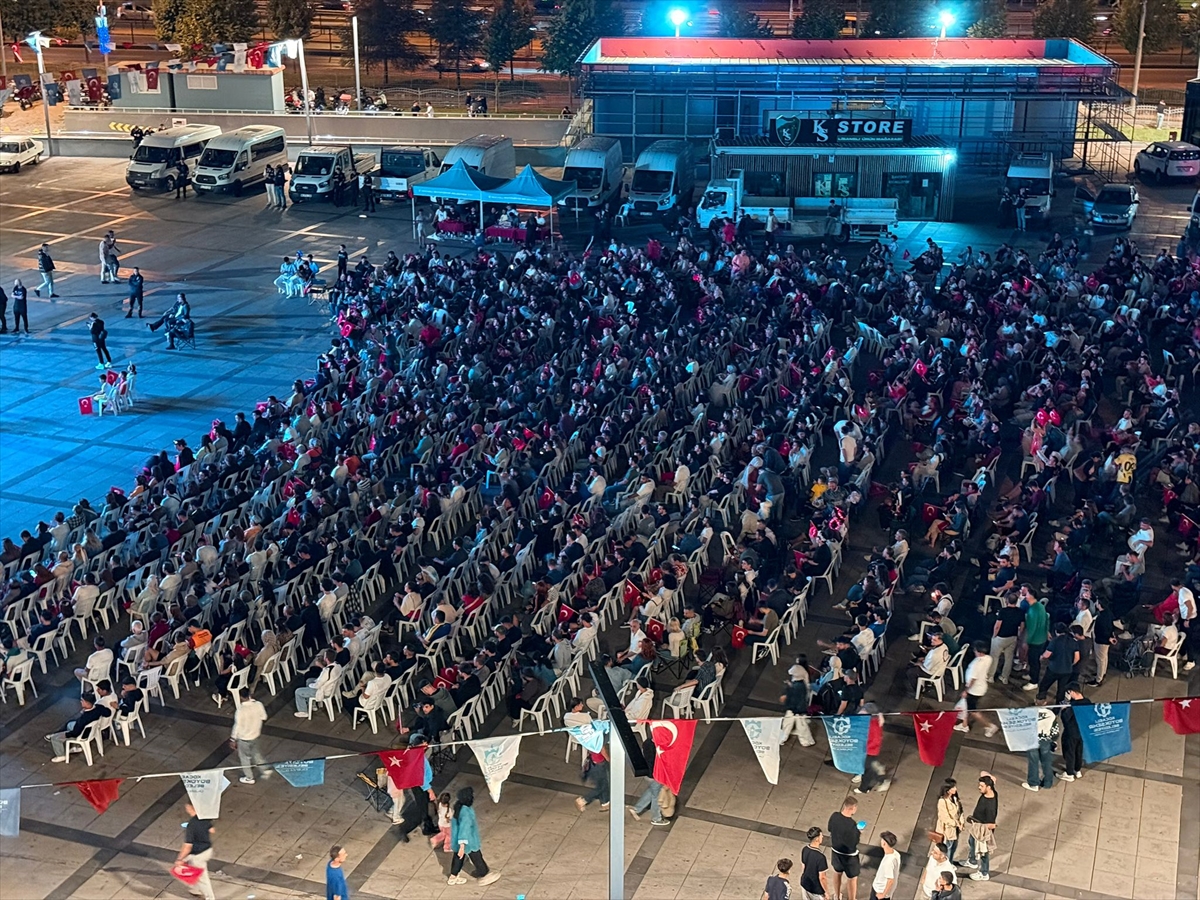 Kocaeli'de Türkiye-Almanya EuroBasket 2025 finali dev ekrandan izlendi
