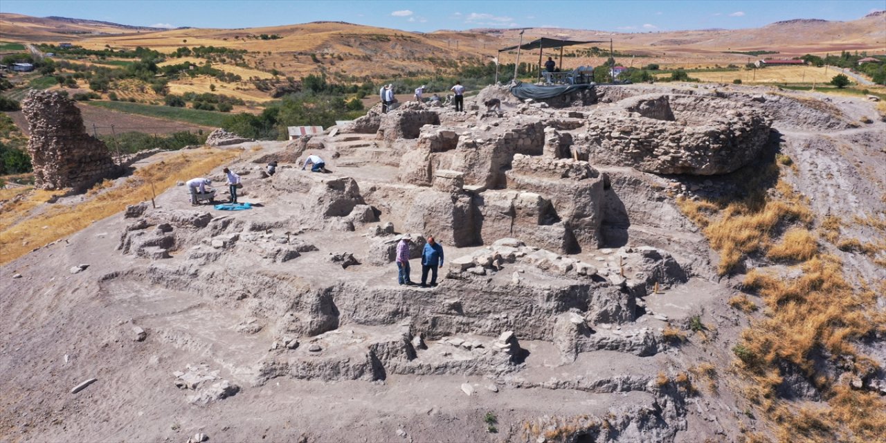 Elazığ Tadım Kalesi kazısında 6 bin yıllık “boğa başlı sunak” ortaya çıkarıldı