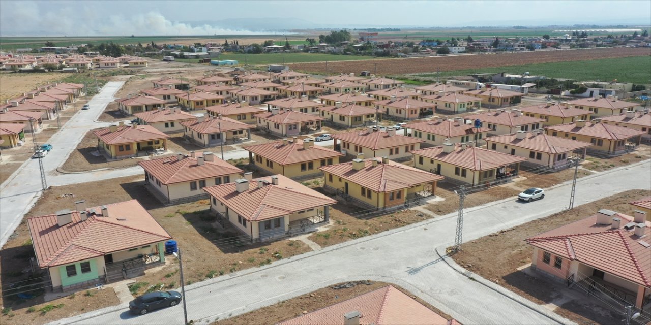 Depremzedeler Hatay Kumlu’da kurulan Türkiye’nin ilk “kırsal uydu kenti”nde evlerine kavuştu