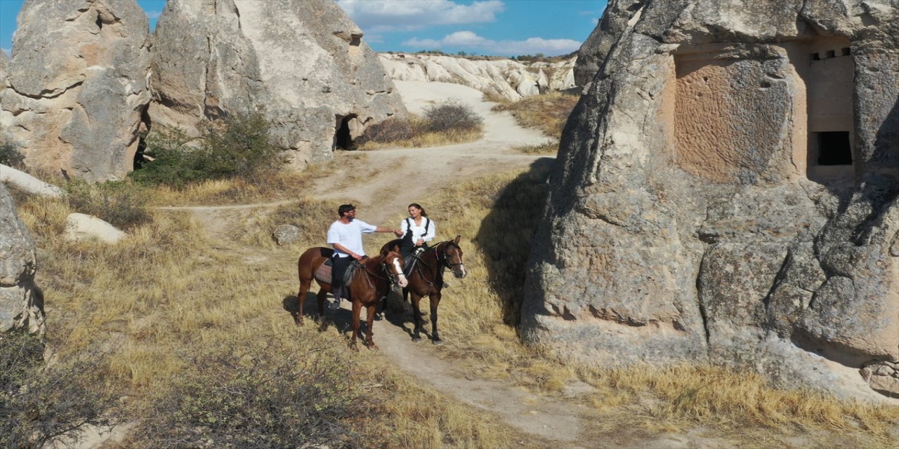 At sevgisi Kapadokya’da hayatlarını birleştirdi, turizme katkı sunan çift at çiftliği işletiyor