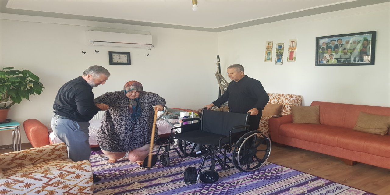 Osmaniye’de lenfödem hastası Emine Güler, özel tekerlekli sandalyesi sayesinde 10 yıl sonra ilk kez dışarı çıktı