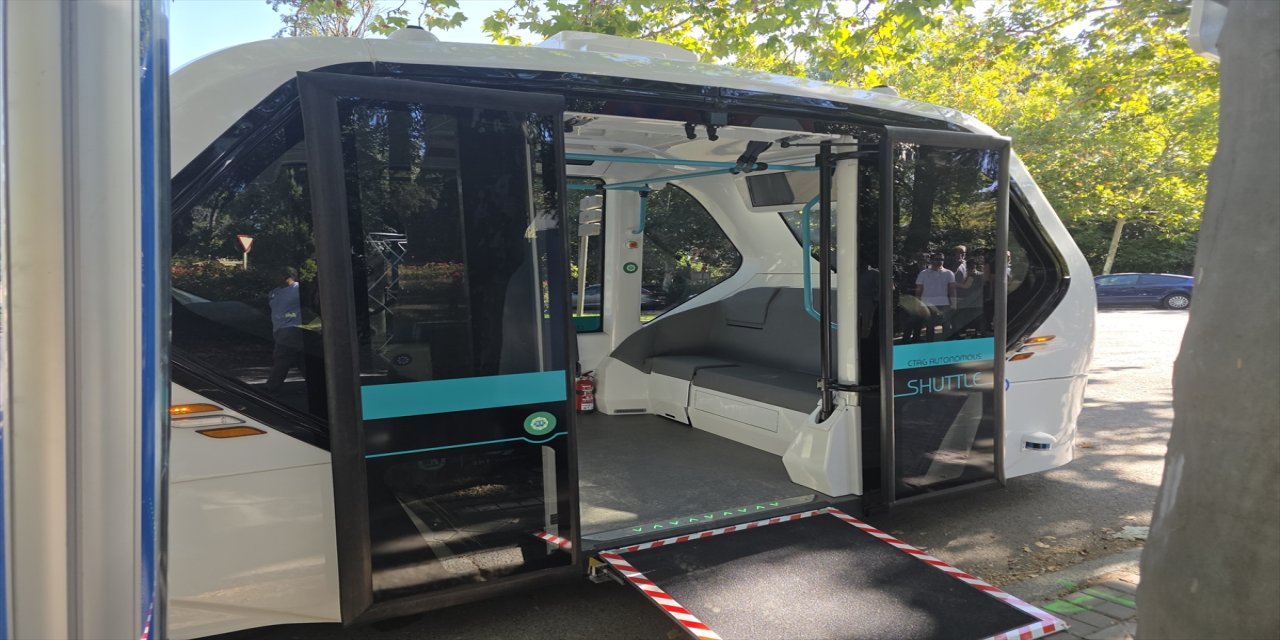 Madrid’de ilk kez sürücüsüz elektrikli otobüs deneme seferine başladı