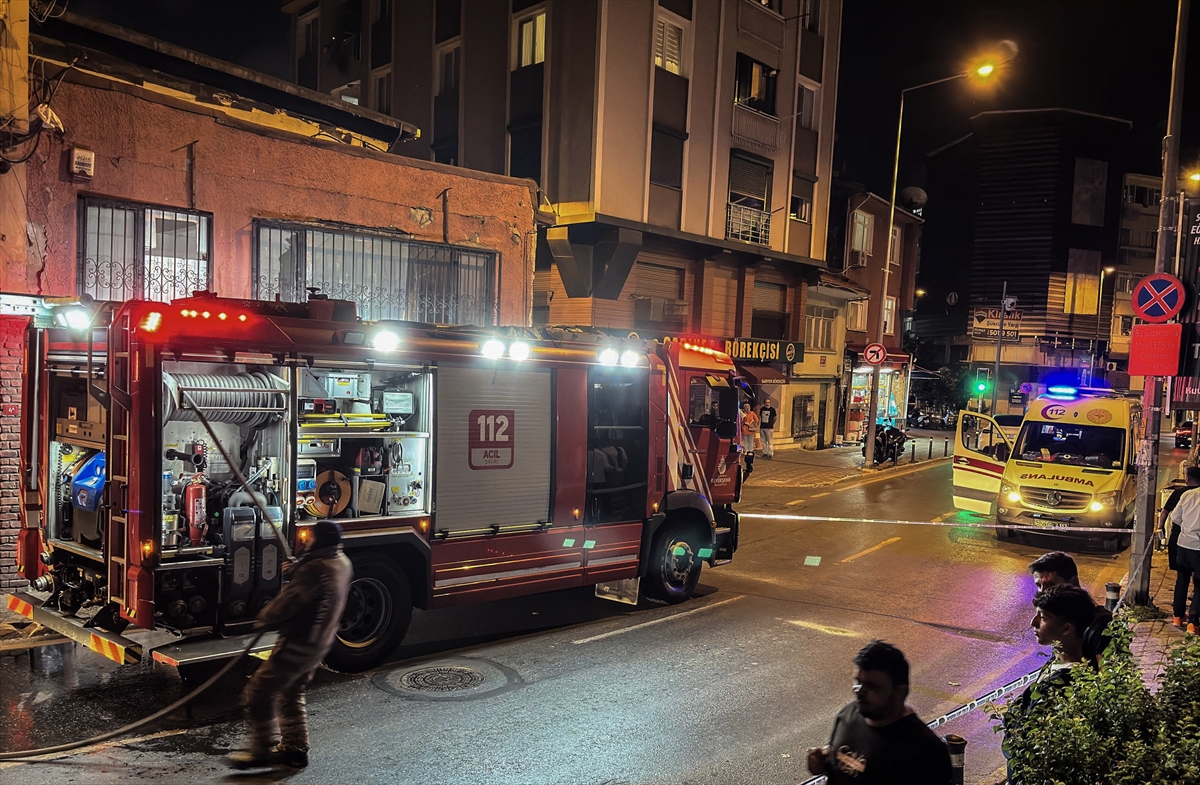 Beyoğlu'nda 5 katlı binanın bodrum katında çıkan yangın söndürüldü