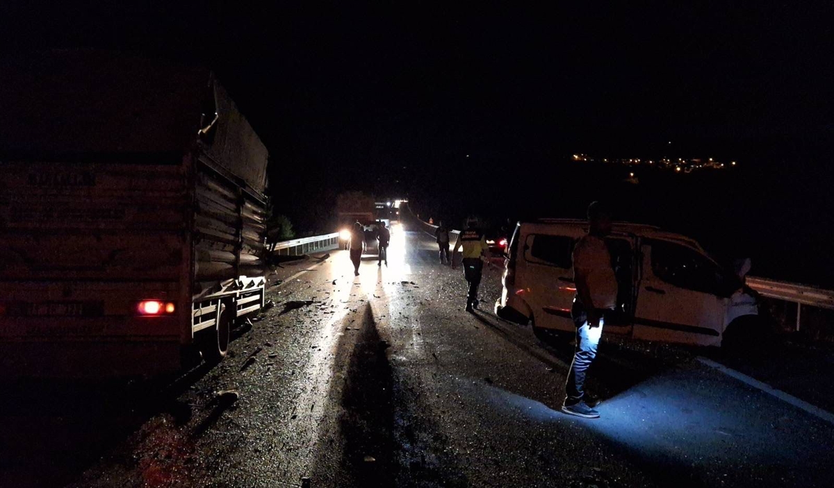 Bilecik'te hafif ticari araç ile kamyonetin çarpıştığı kazada 1 kişi öldü, 2 kişi yaralandı