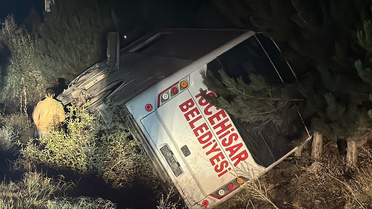 Afyonkarahisar'da midibüsün yolun kenarına devrilmesi sonucu 12 kişi yaralandı