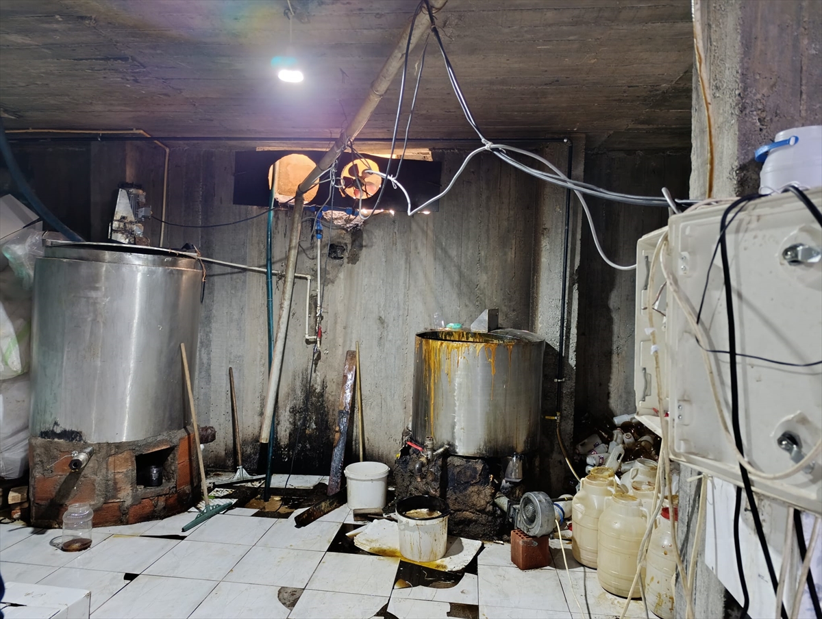 Ağrı'da 5 ton 709 kilogram etiketsiz pekmez ele geçirildi