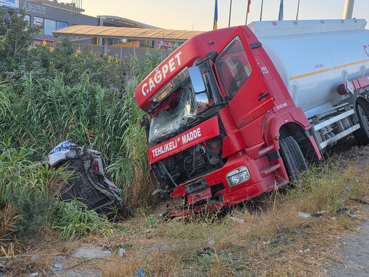 Aydın'da tanker ile yolcu minibüsünün çarpışması sonucu 3 kişi yaralandı