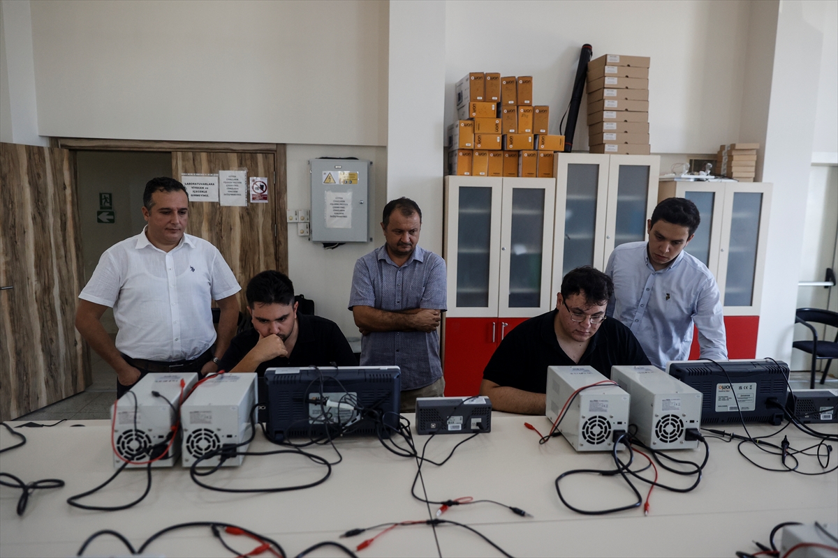 Mersin'de yerli çip tasarlayan öğrenciler TEKNOFEST'te birincilik istiyor