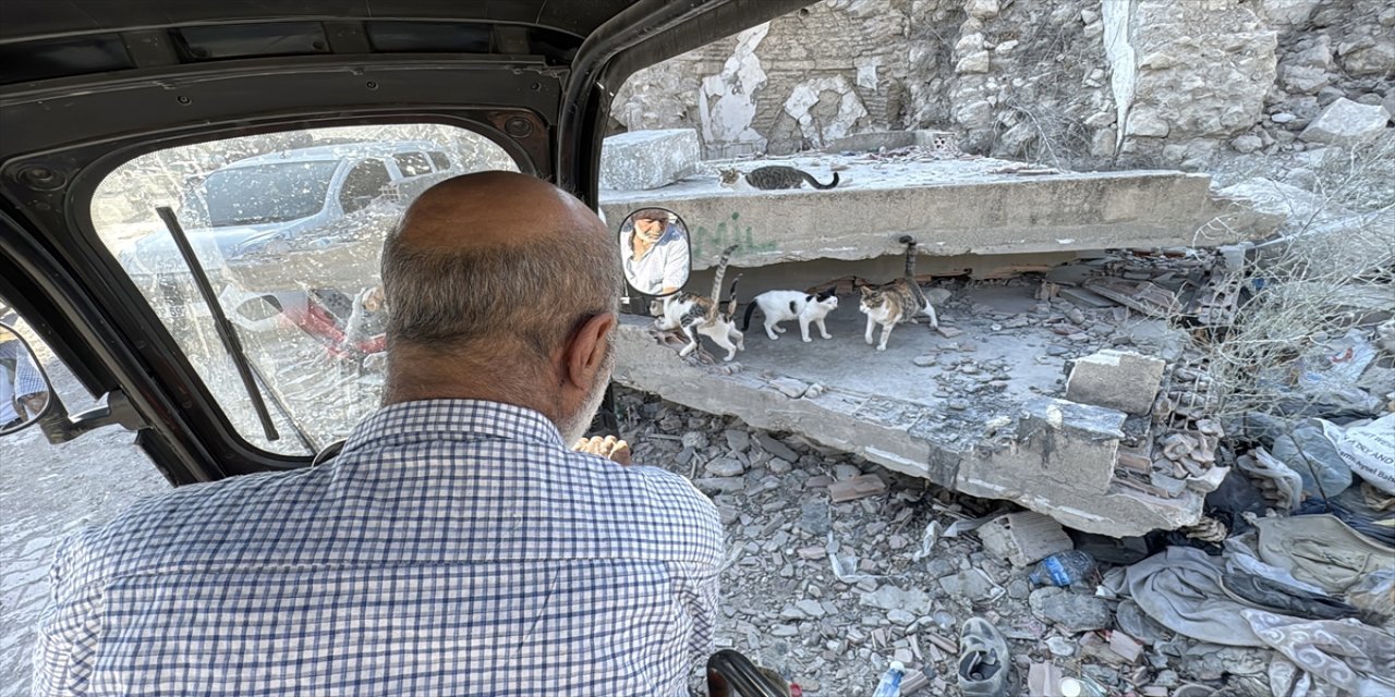 KOAH hastası Murat Daşdemir, oksijen cihazından ayrıldığı saatlerde Hatay’daki sahipsiz hayvanları besliyor