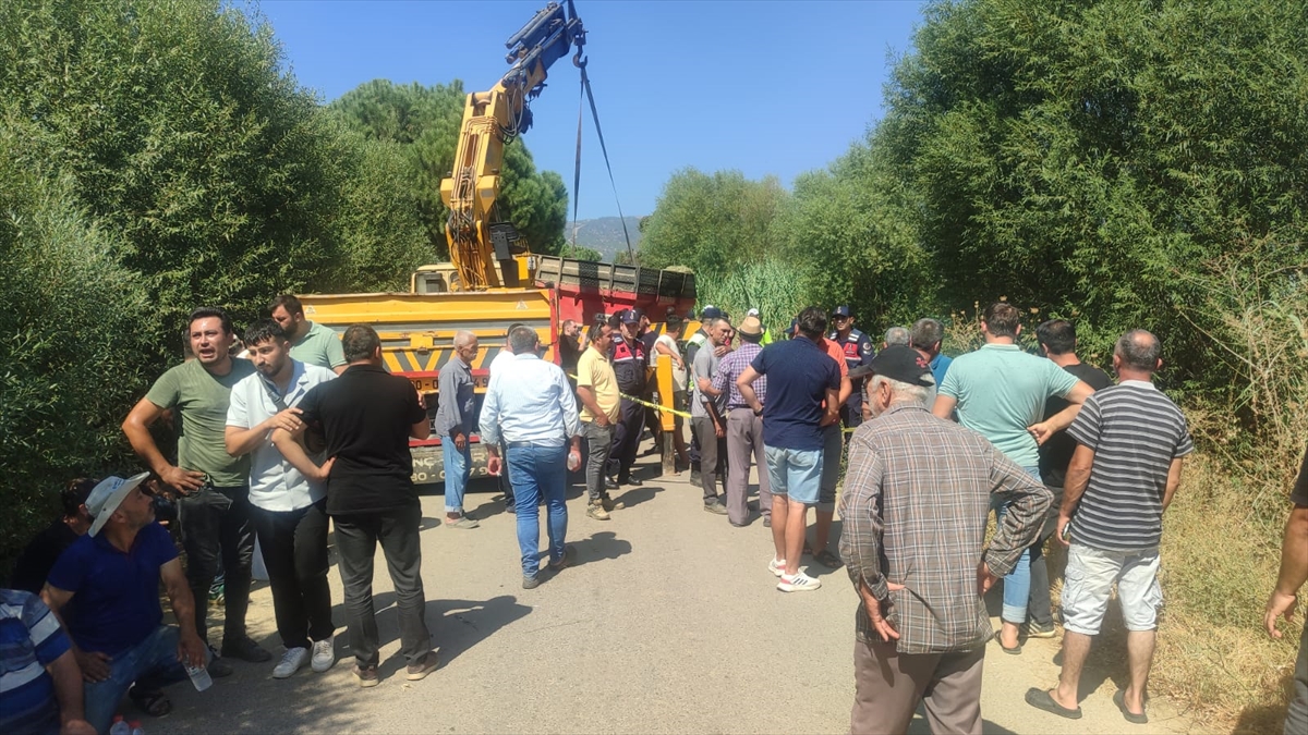 İzmir'de şarampole devrilen traktörün sürücüsü yaşamını yitirdi