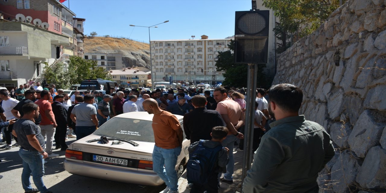 Hakkari’de freni boşalan çekici 6 araca çarptı: 1 kişi hafif yaralı