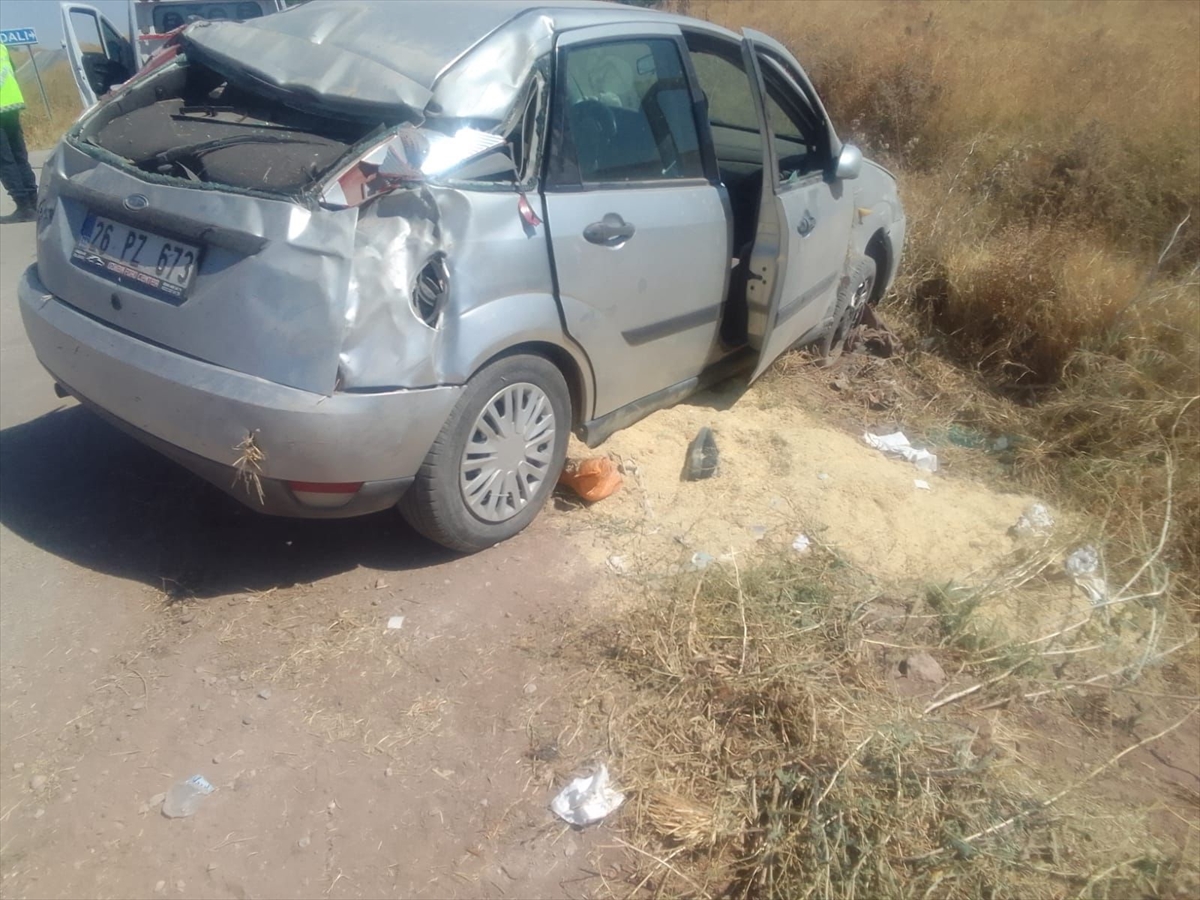 Afyonkarahisar'da devrilen otomobildeki 4 kişi yaralandı