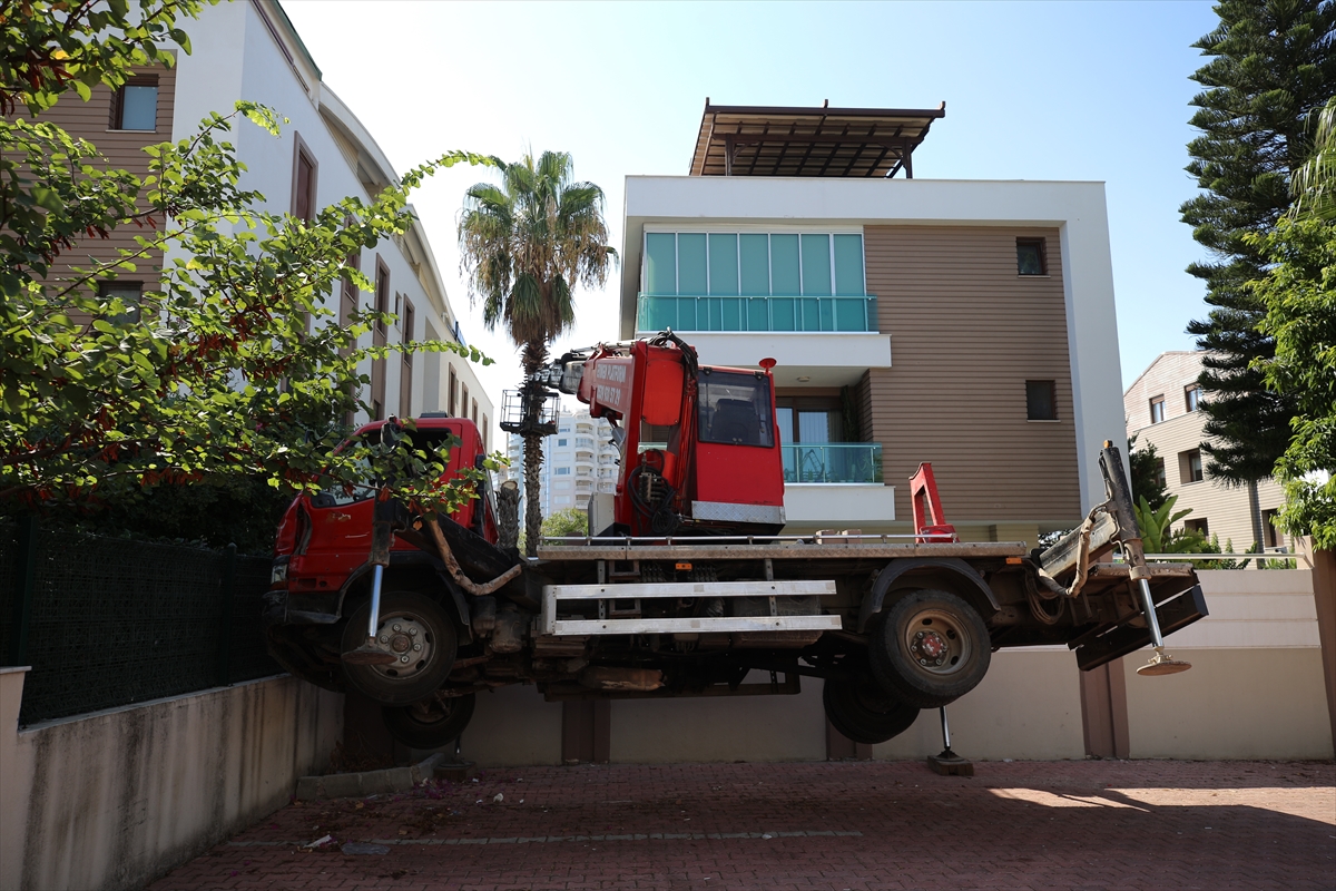 Antalya'da budama yaparken vinç sepetinde mahsur kalan bahçıvan kurtarıldı