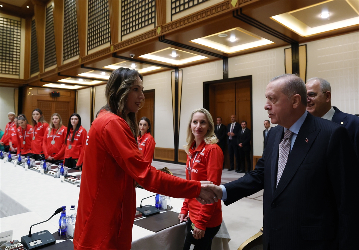Cumhurbaşkanı Erdoğan, A Milli Kadın Voleybol Takımı'nı kabul etti