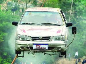 İp üstünde 'Araba Kralı'