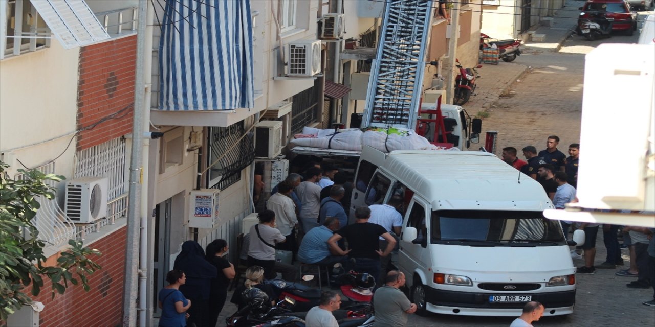 Denizli’de tüp mide ameliyatı sonrası hayatını kaybeden Barış Yıldırım’ın cenazesi asansörle evinden çıkarıldı