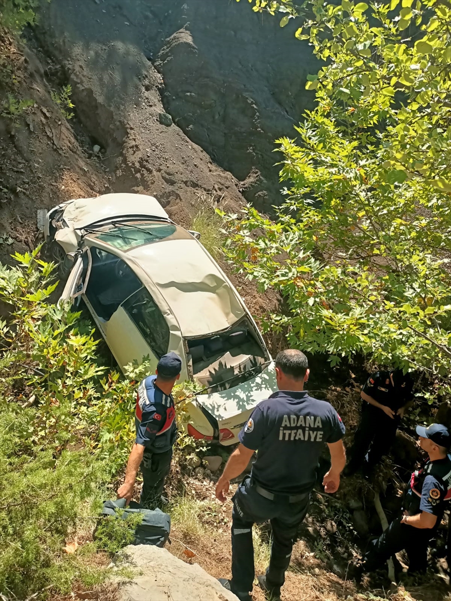 Adana'da uçuruma yuvarlanan otomobildeki 2 kişi yaralandı