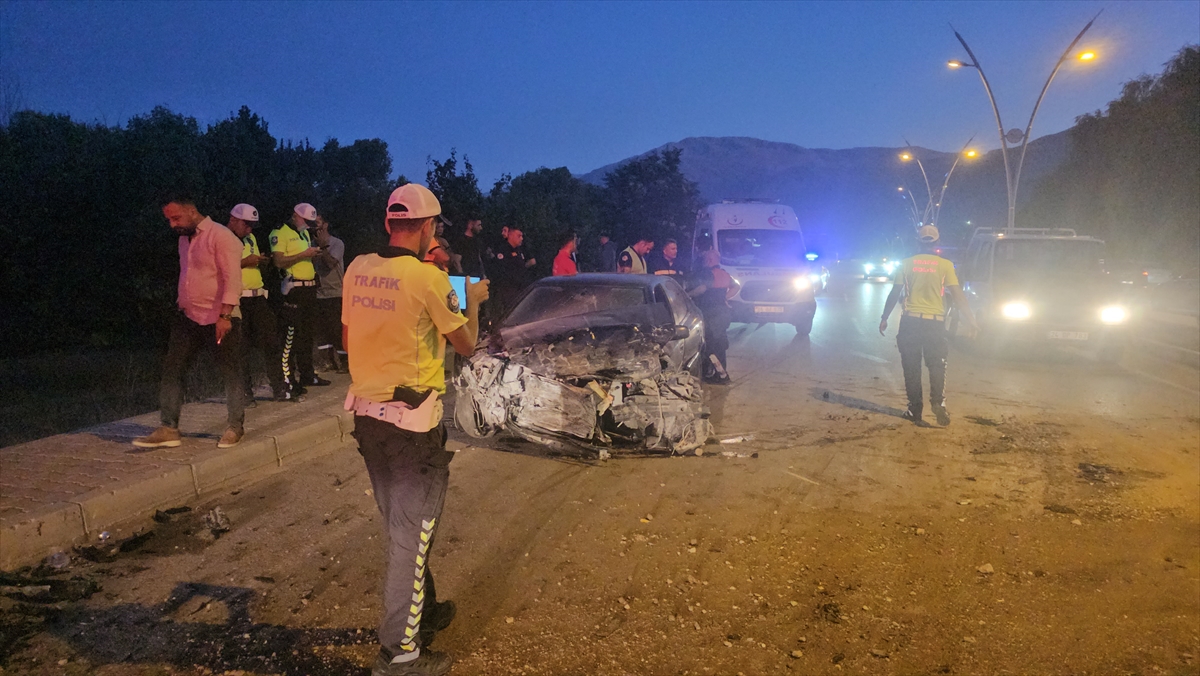 Kazalar bitmiyor. Erzincan'da otomobilin kamyonetle çarpışması sonucu 3 kişi yaralandı