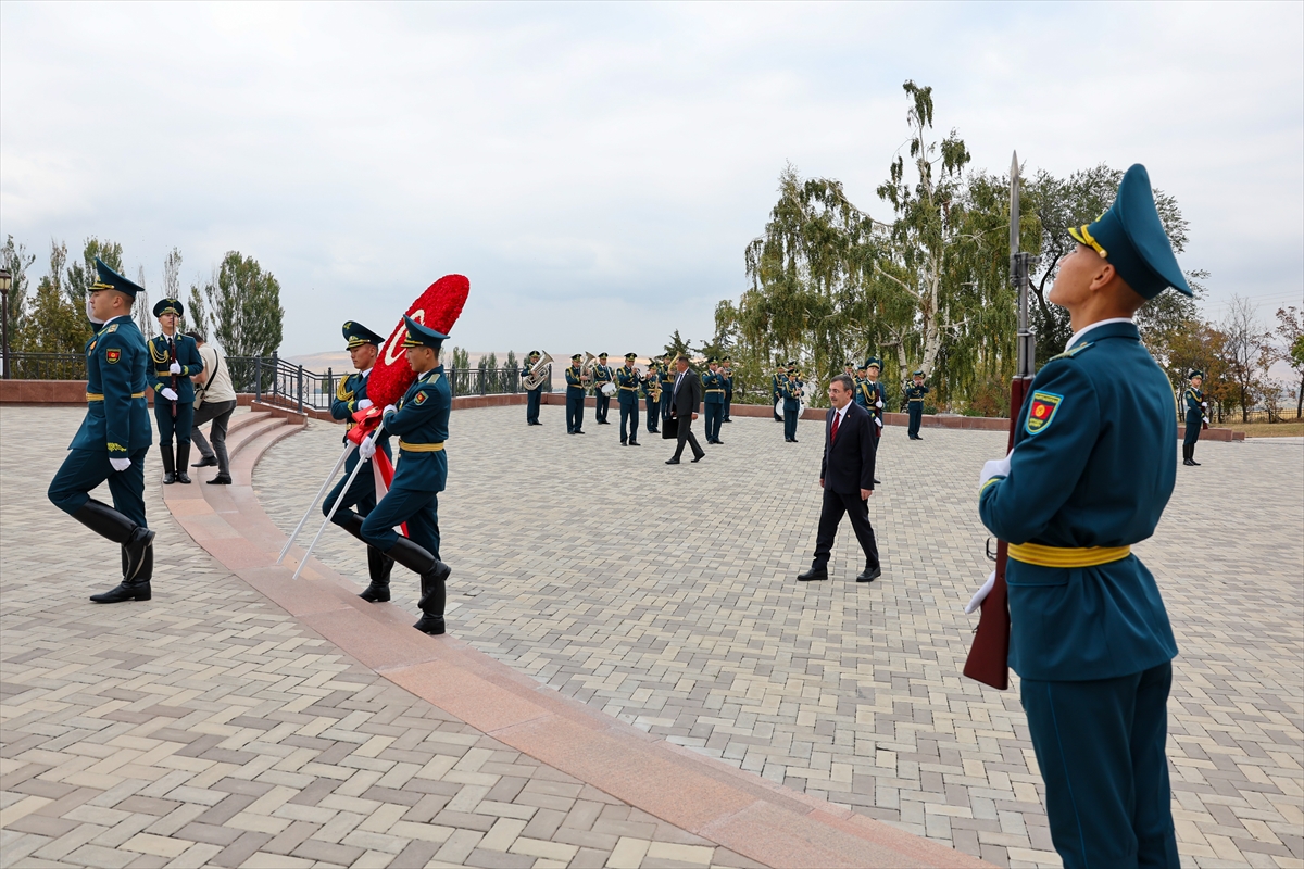 Cumhurbaşkanı Yardımcısı Cevdet Yılmaz, Kırgızistan'da Ata Beyit Ulusal Tarih ve Anıt Kompleksi'ni ziyaret etti