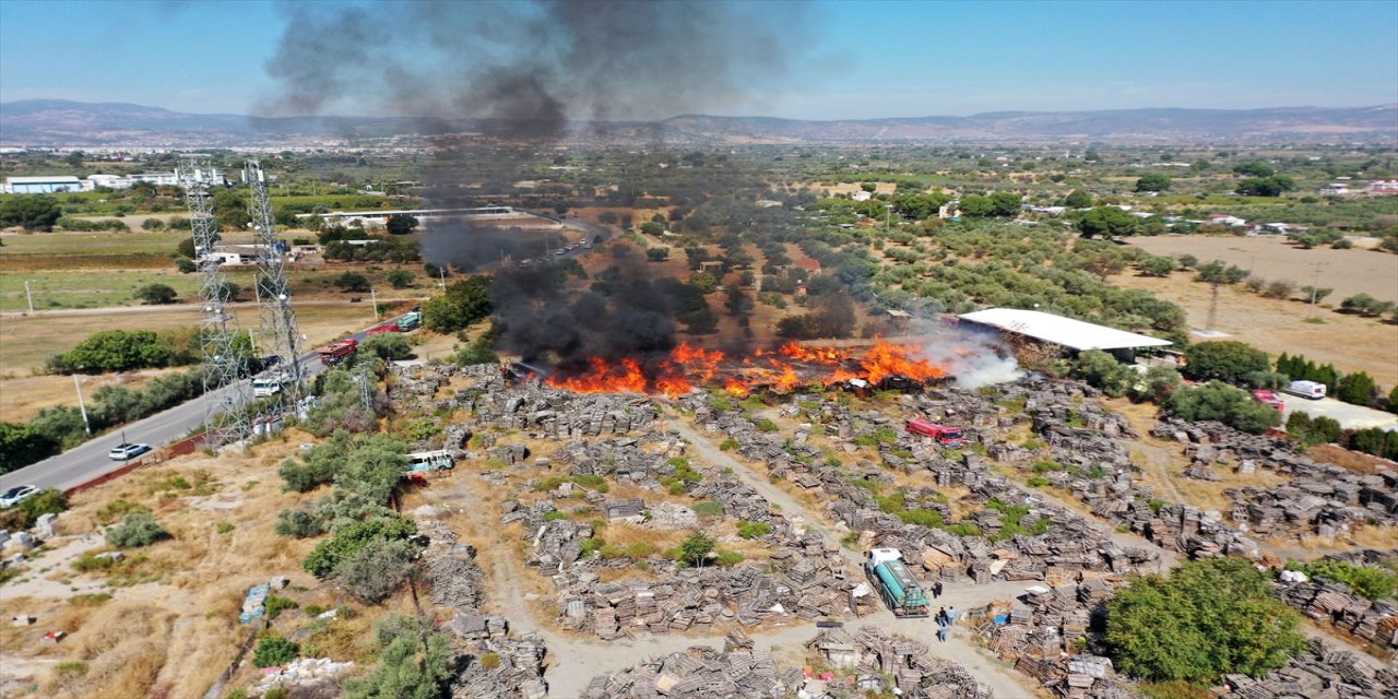 Manisa’da Palet Fabrikasında Çıkan Yangın 6 Saatlik Müdahale Sonrası Kontrol Altına Alındı