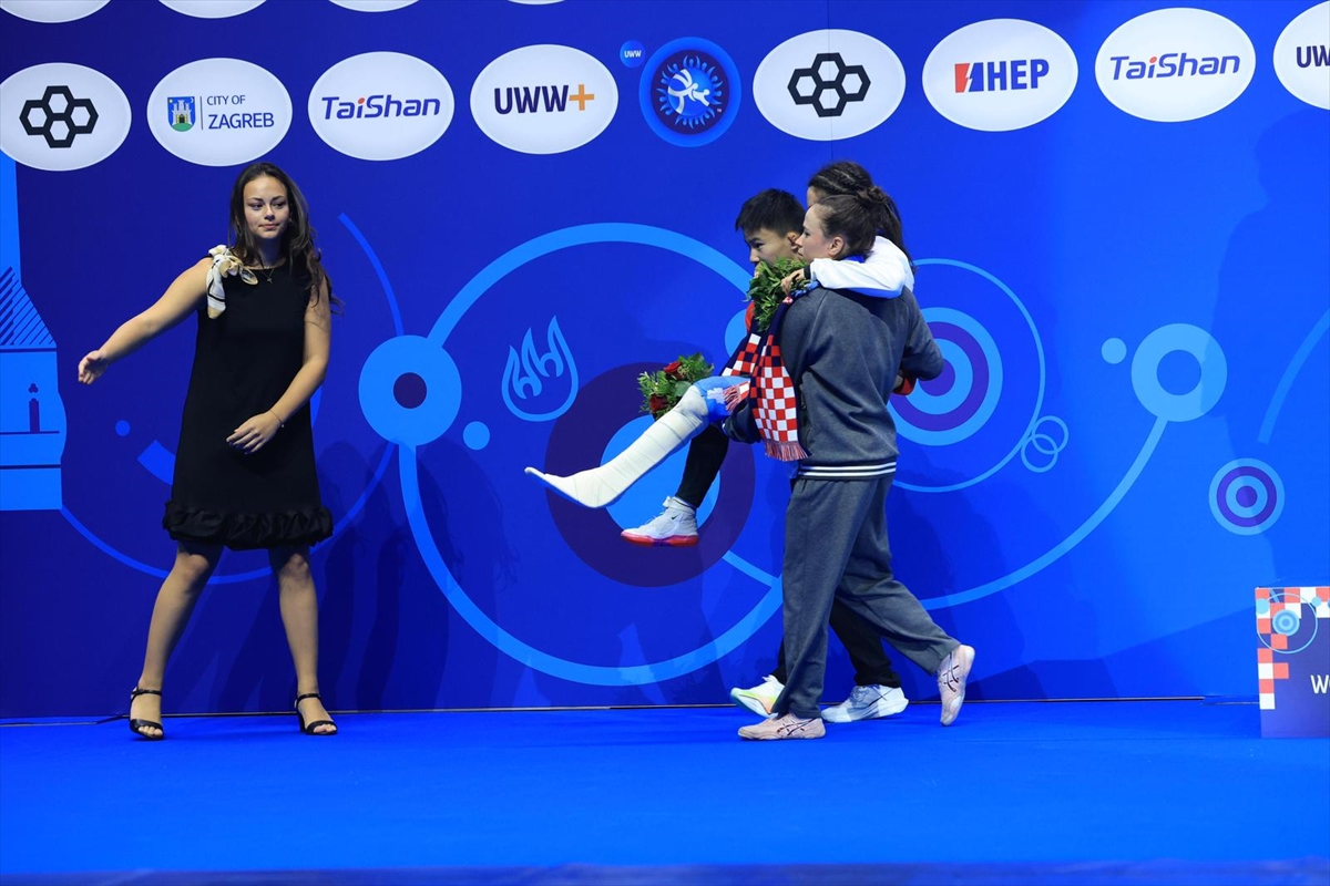 Milli güreşçi Evin, madalya törenine rakiplerinin "kucağında" gelebildi