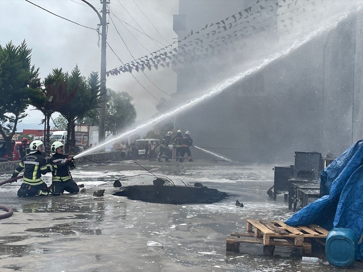 Trabzon'da alışveriş merkezinde çıkan yangına müdahale ediliyor