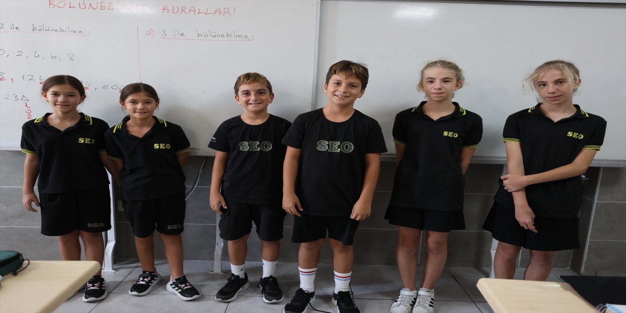 Antalya’da 6-C sınıfındaki 3 ikiz, tek yumurta ikizleri Derin-Deniz ve Ada-Eda ile dikkat çekiyor, ayırt etmek zor