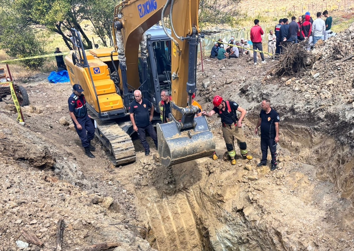 Manisa'da göçük altında kalan 2 kişi için kurtarma çalışması başlatıldı