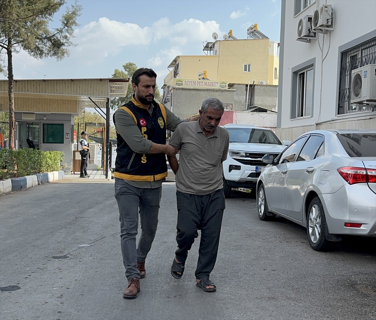 Adana'da sokakta 3 çocuğu darbeden zanlı gözaltına alındı