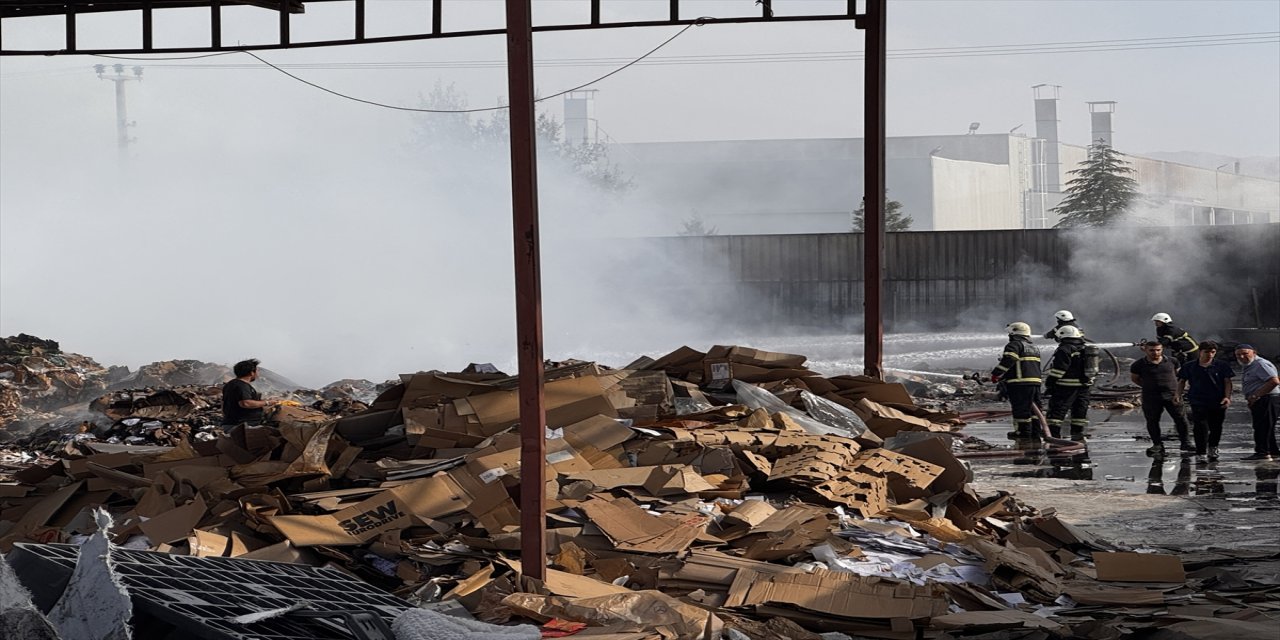 Aksaray’da geri dönüşüm fabrikasında çıkan yangın itfaiye ekiplerinin müdahalesiyle söndürüldü