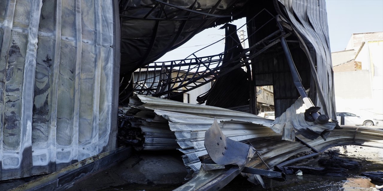 Buca’da biriken atıklar nedeniyle çıkan yangın mobilya deposunu kullanılmaz hale getirdi