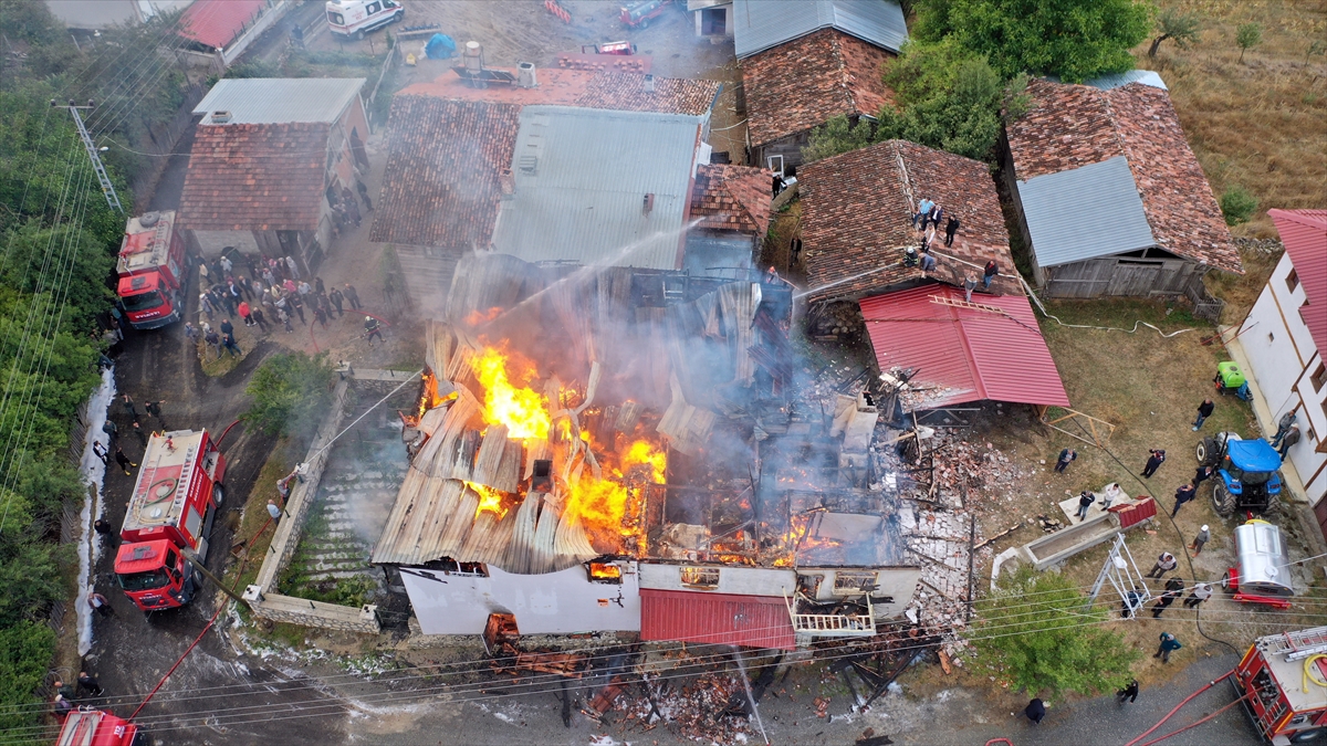 Kastamonu'da çıkan yangında 1 konak ve ev zarar gördü