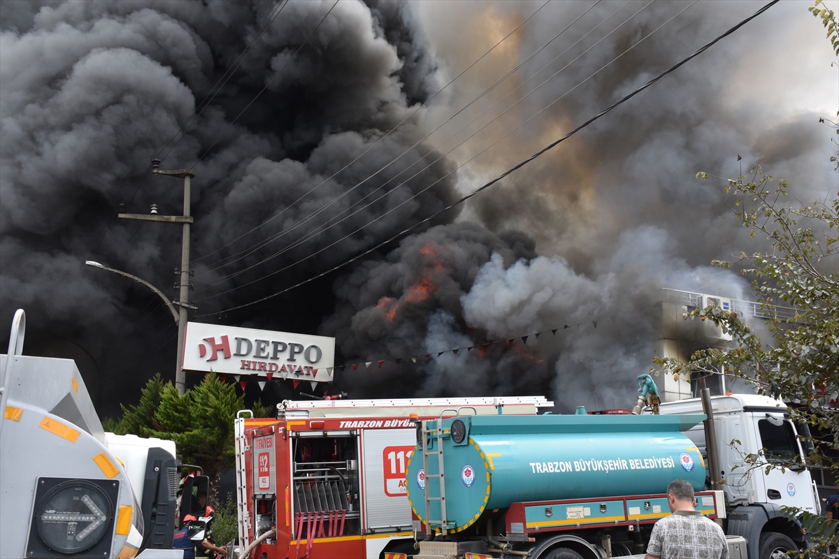Trabzon'da alışveriş merkezinde çıkan yangın söndürüldü