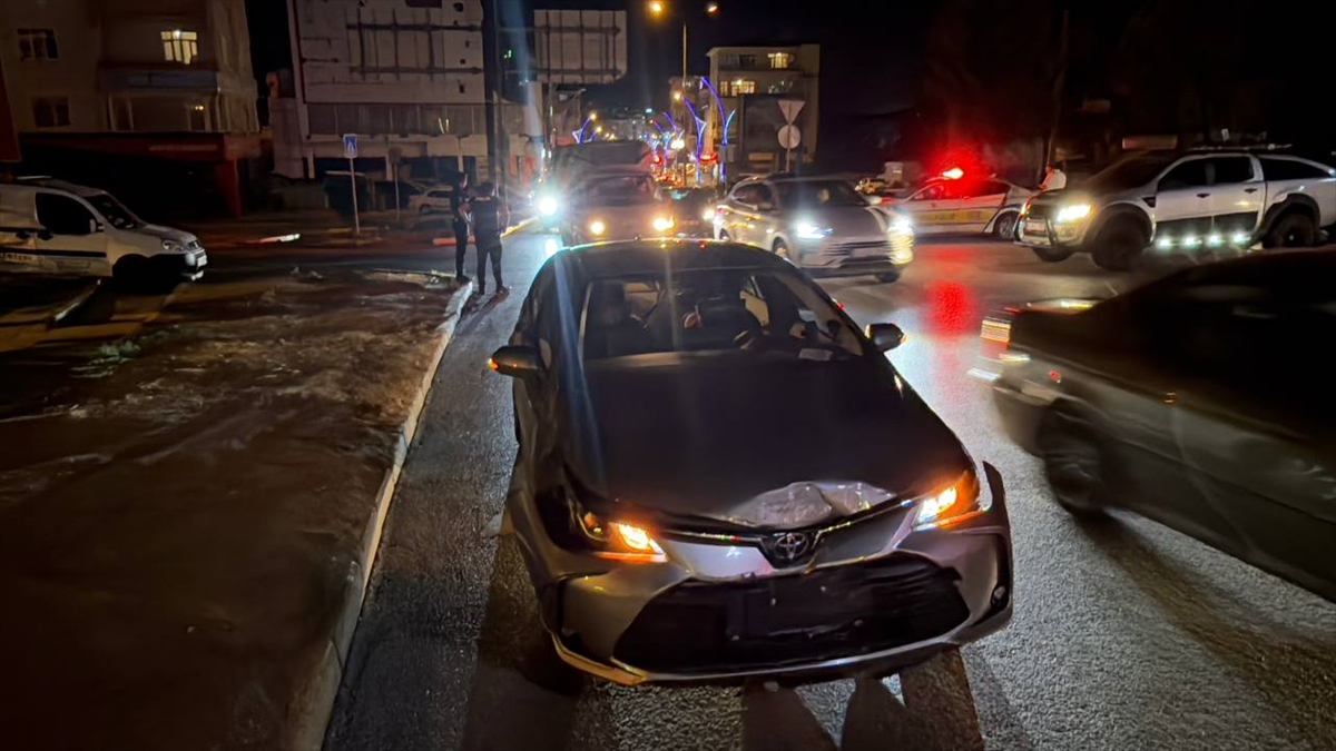 Kocaeli'de otomobil ile hafif ticari aracın çarpıştığı kazada 4 kişi yaralandı