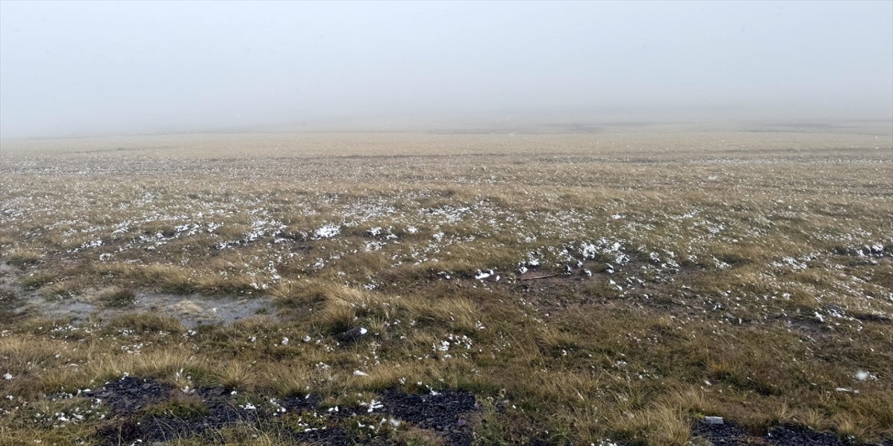 Ardahan’ın yüksek kesimlerinde eylül ayında kar yağdı, Sahara Geçidi beyaza büründü