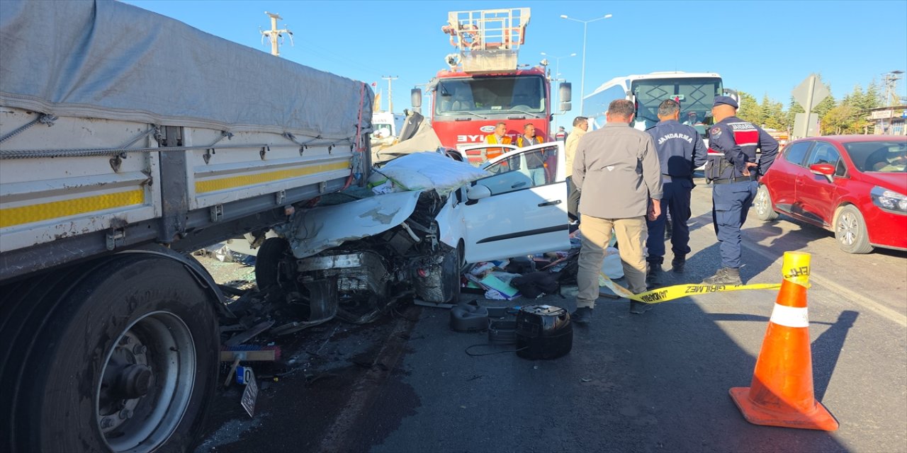 Aksaray’da otomobil tıra çarptı: Anne yaşamını yitirdi, oğlu hastaneye kaldırıldı