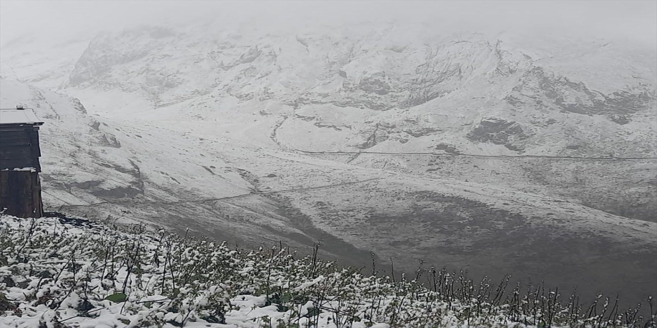 Artvin’in yüksek yaylaları eylülde karla kaplandı