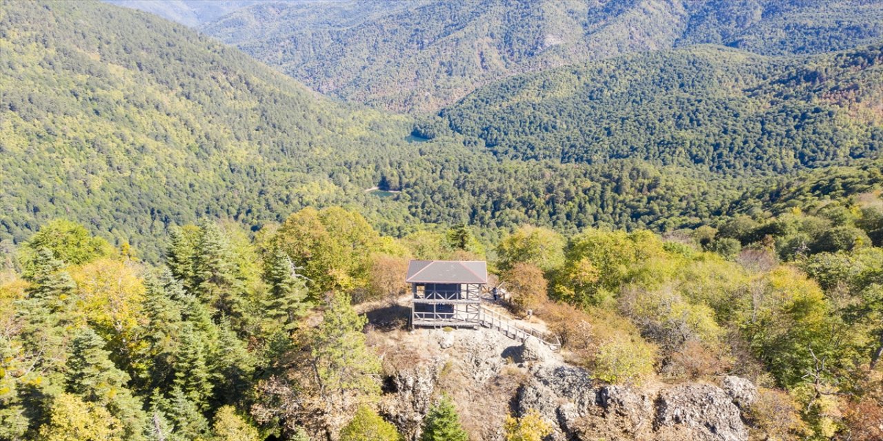 Sonbaharın büyüleyici renklerine bürünen Bolu Yedigöller, ziyaretçilere huzurlu ve keyifli anlar yaşatıyor