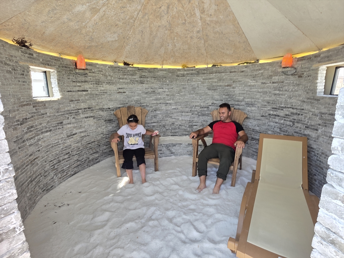 Tuz Gölü'nde 40 kıl çadırdan oluşan tesisteki "tuz odaları" alternatif tatil imkanı sunuyor